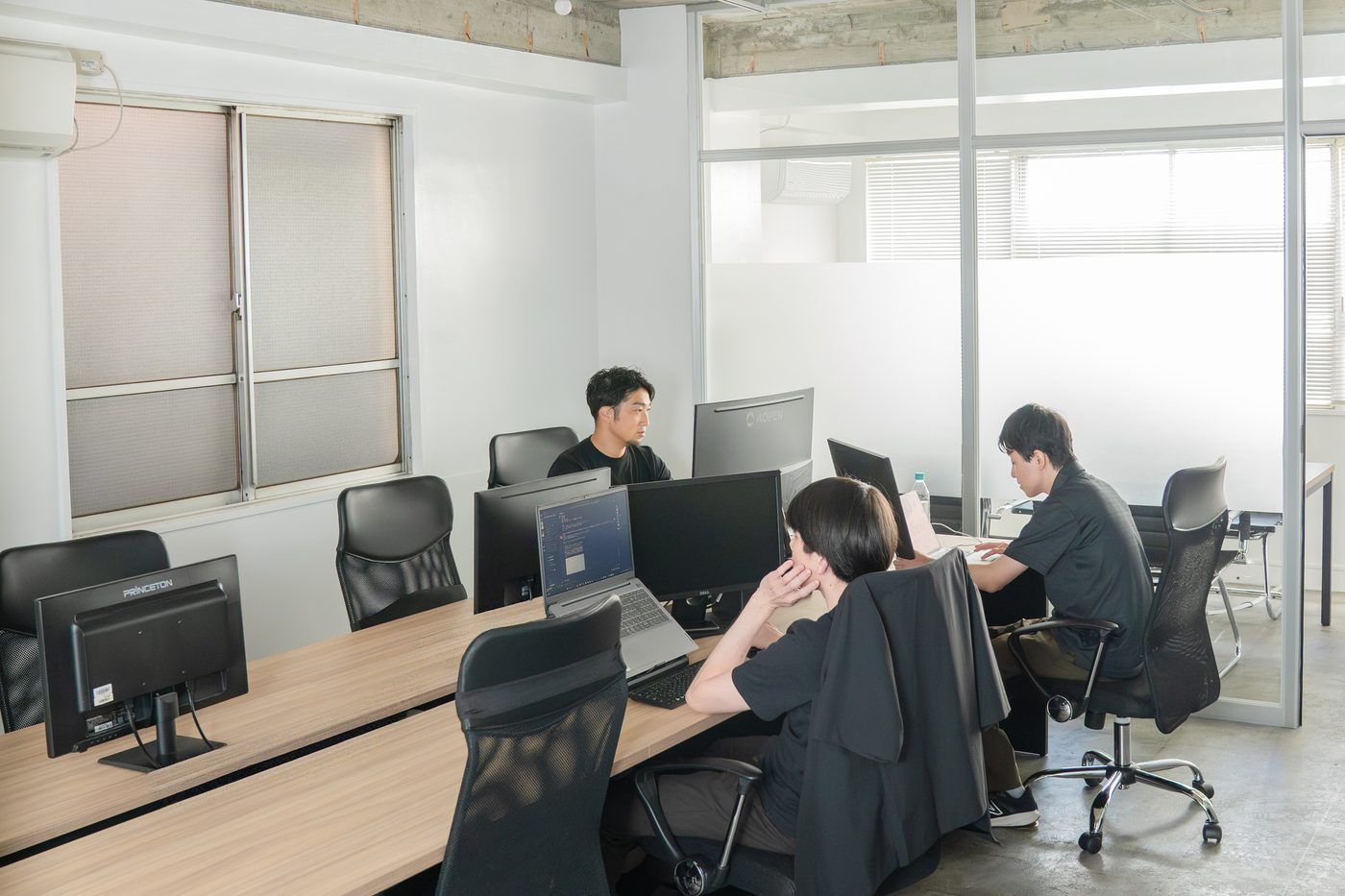 LISHのオフィス。制作・広告運用チームの作業スペース