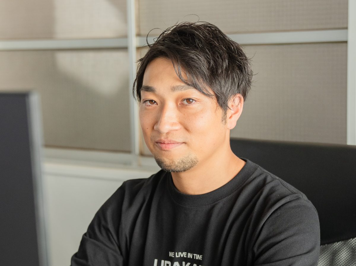 モニターで数値を確認しながら運用改善を行う様子