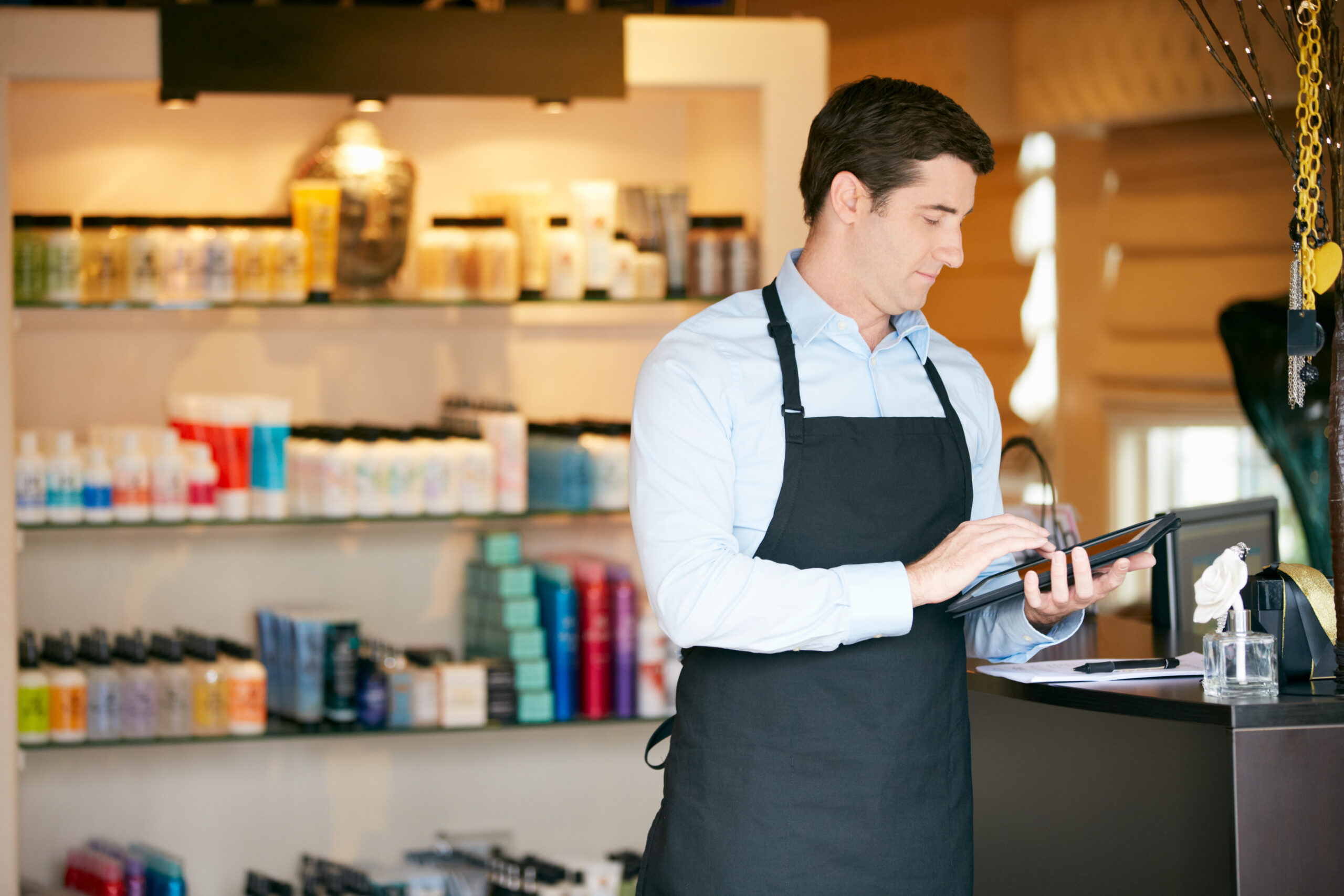 美容室オーナーがチェックリストやタブレットを見ながら店舗運営を確認している様子、ToDoを整理しているイメージ